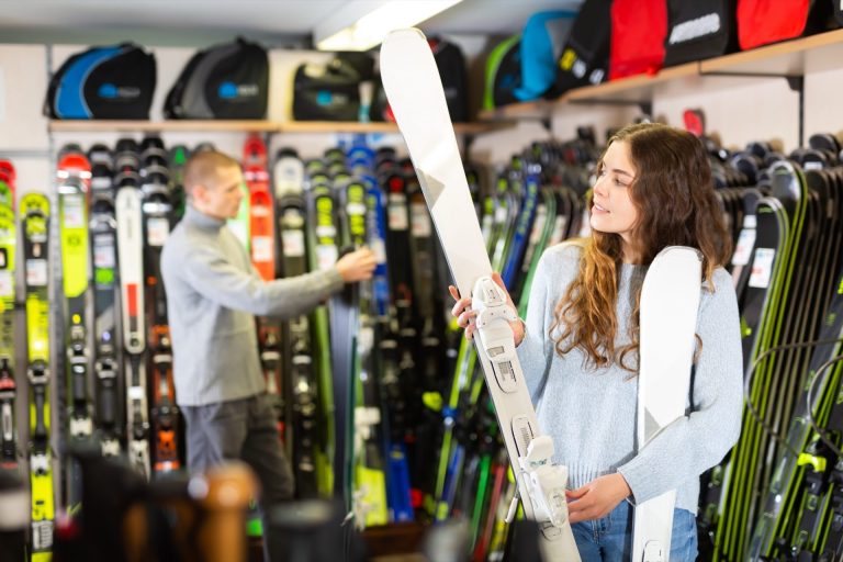 Cliente choisissant des skis en magasin