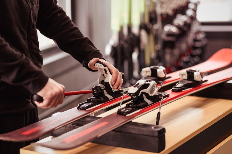 Réglage d'une fixation de ski à l'atelier