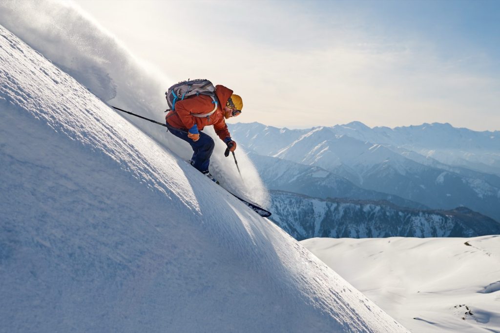 Skieur sur une crête enneigée