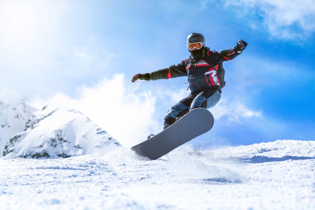 Snowboardeur en plein saut