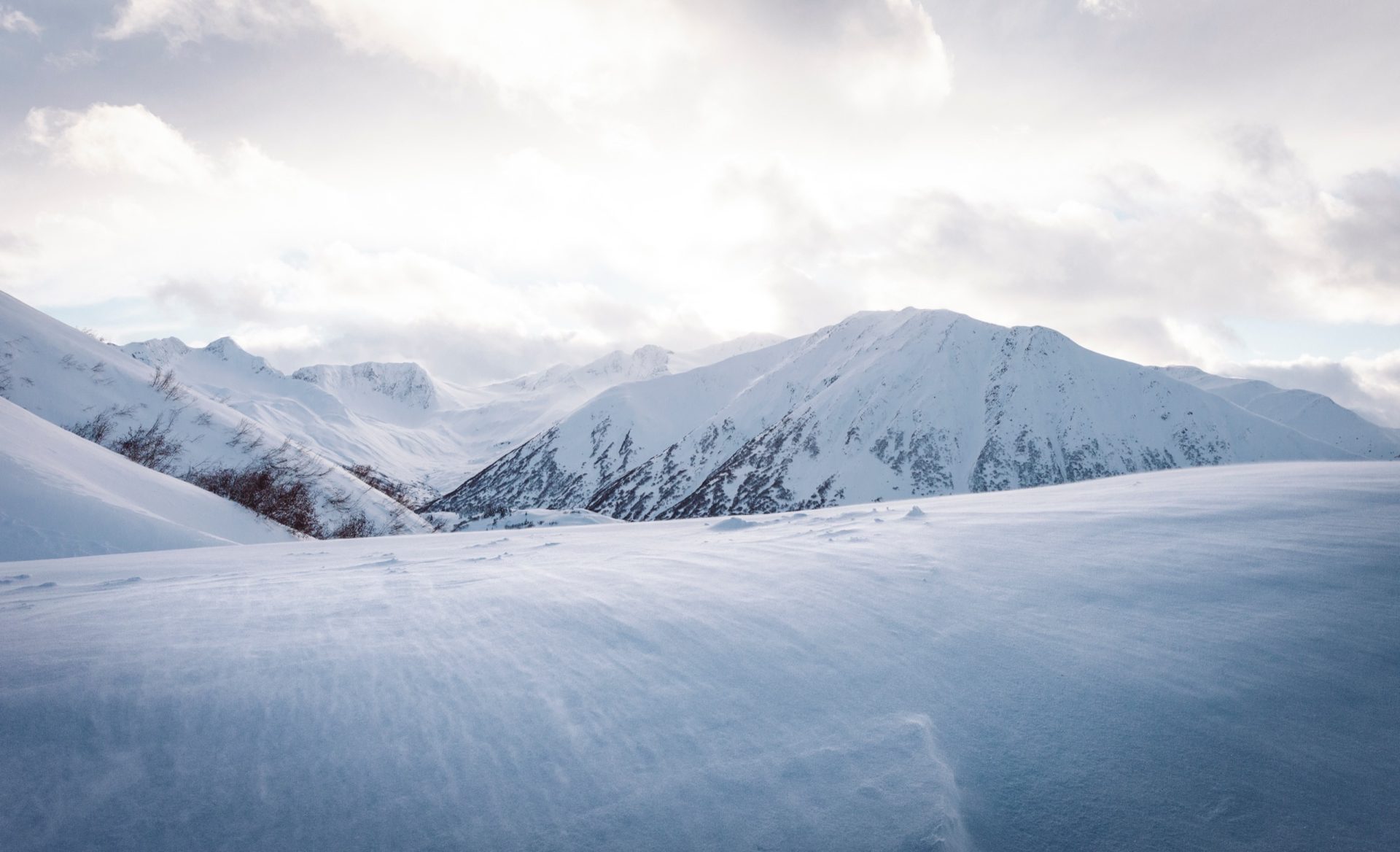 Montagnes enneigées sous un ciel nuageux